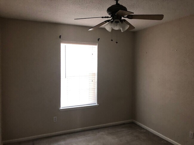 Building Photo - College Station - 2 Bedroom / 1 Bath Duple...