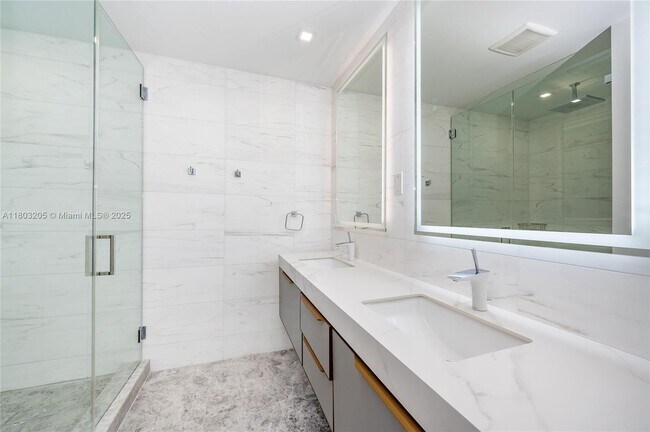 Building Photo - 204 Sunrise Dr