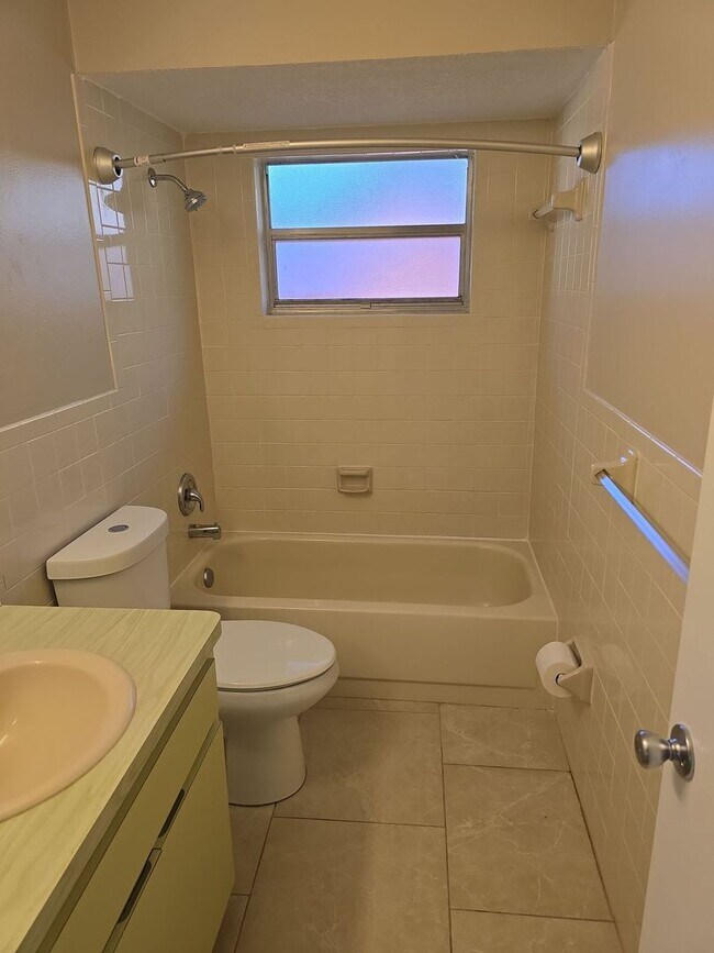 Building Photo - Beautuful 2 bedroom, 2 bath, 2 car garage rental home in Weeki Wachee!