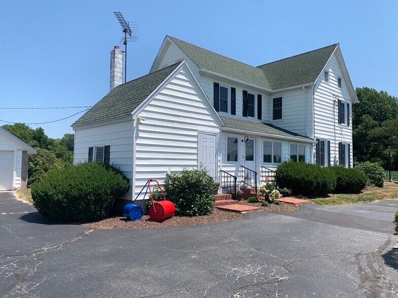 driveway & side entry - 19834 Hopkins Rd