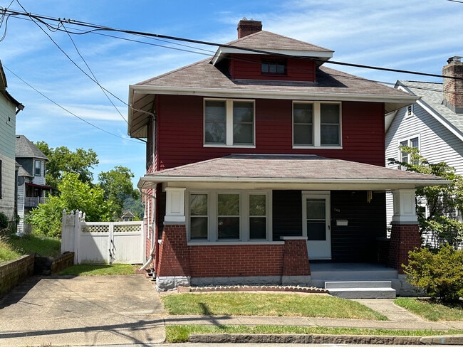 Front Porch - 748 Orchard Ave