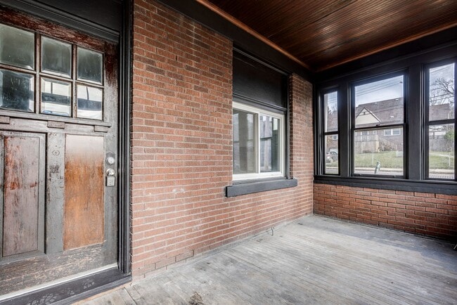 Building Photo - 2027 Eccles St