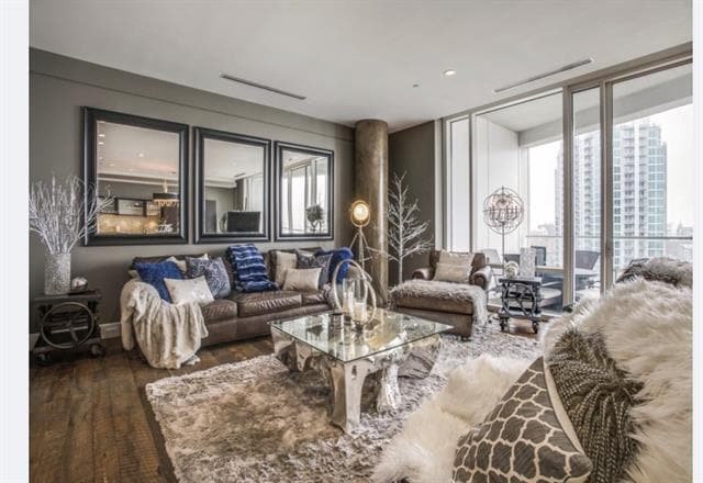 Building Photo - 2408 Victory Park Ln