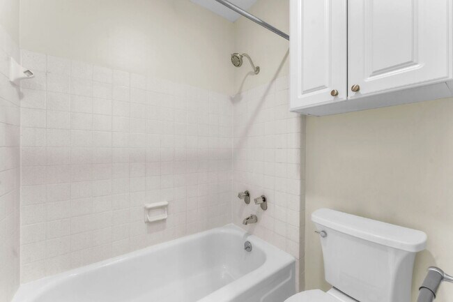 Building Photo - Beautiful 2-Bed, 2-Bath Condo with Elegant...