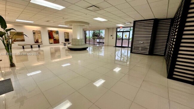 Building Photo - 1623 Collins Ave