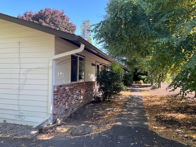 Building Photo - 3752 SE 36th Place