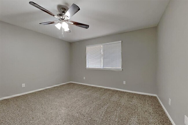 Building Photo - 2602 Clear Ridge Dr