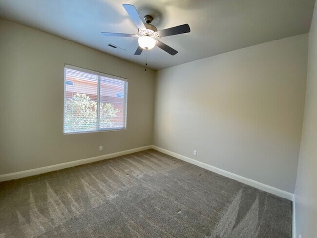 Building Photo - SPACIOUS HOME FOR RENT!