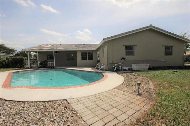 Building Photo - 1122 NW 82nd Ave