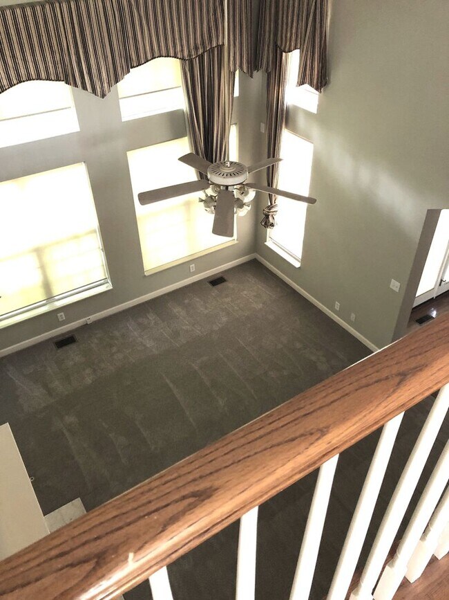 Building Photo - 4-Bedroom Home in Hendersonville!