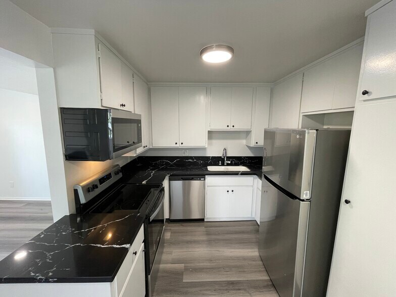 Building Photo - 14850 Hesby St