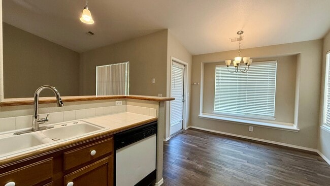 Building Photo - Upper-level condo