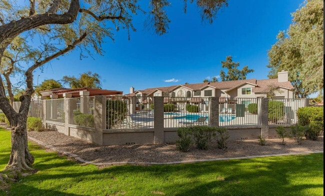 Building Photo - 500 N Roosevelt Ave