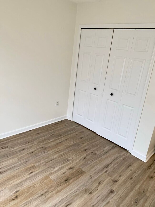 Building Photo - Spacious 3 Level 3 Bedroom Townhouse