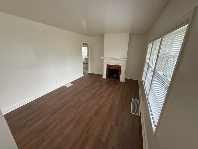Building Photo - 549 Haskins Dr