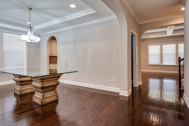 Building Photo - 9810 Glenmore Ln