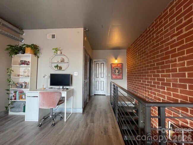 Building Photo - 710 W Trade St