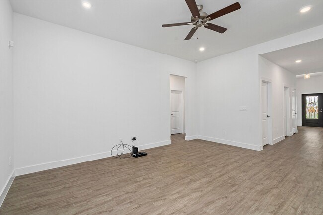 Building Photo - 906 Golden Willow Ln