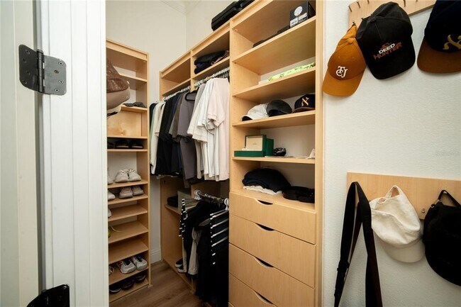 Building Photo - 719 Eastlawn Dr