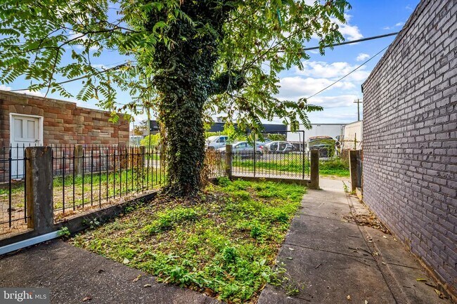 Building Photo - 1605 Darley Ave