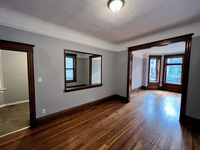 Building Photo - 1028 W Oakdale Ave
