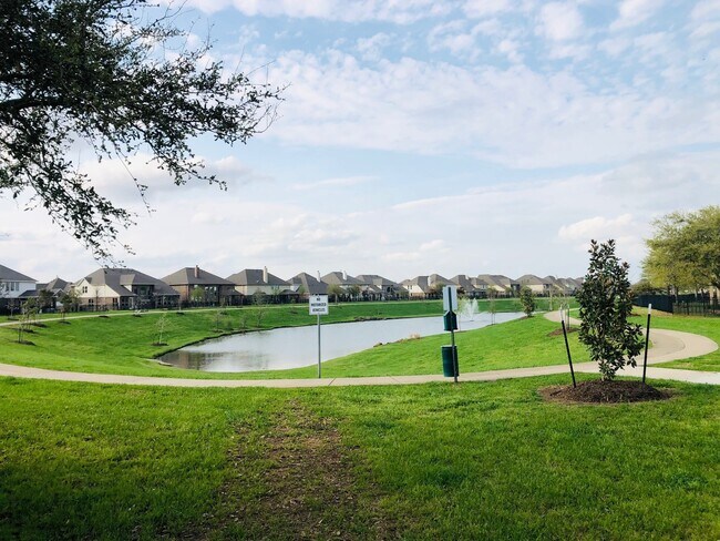 Building Photo - 8227 Clover Leaf Dr