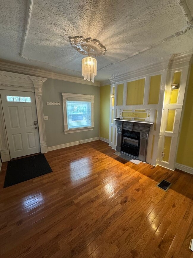 Building Photo - Charming 2 Bedroom 2 Bathroom House in Lawrenceville!
