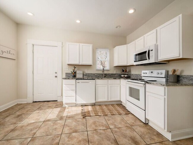 Building Photo - 561 Kimball Pl
