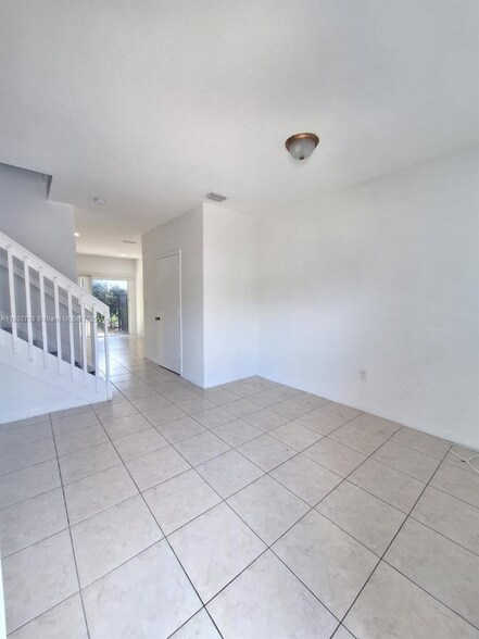 Building Photo - 1654 SE 31st Ct