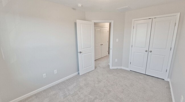 Building Photo - 3 Bed / 3-1/2 Bath Single Family Townhome