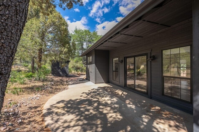 Building Photo - 908 S Manzanita Dr