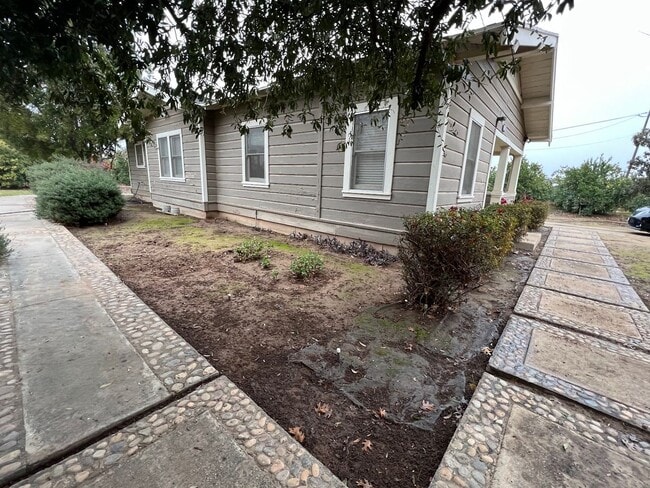 Building Photo - Country Home