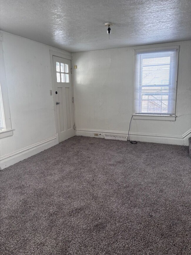 Building Photo - 2 Bedroom House!