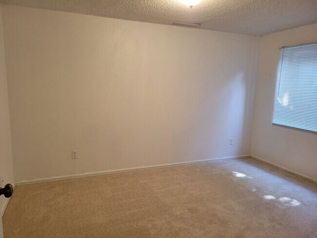 Building Photo - 4 Bed, 2.75 Bath with A/C! - MileStone Rea...