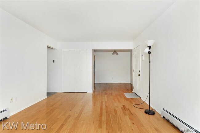 Building Photo - 2425 Torquay Ave