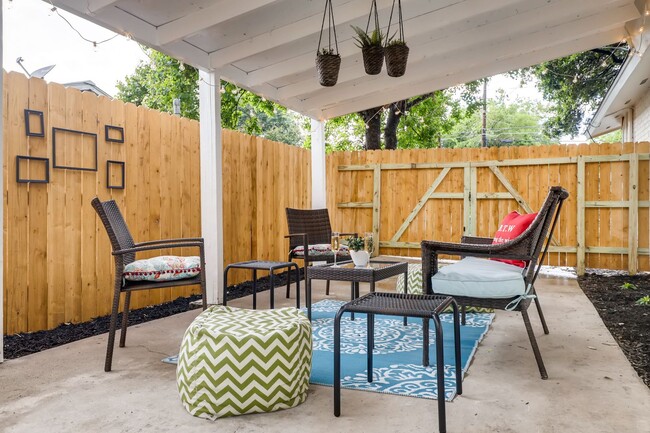 Building Photo - RECENTLY REMODELED 3 BR / 2 BATH COTTAGE L...