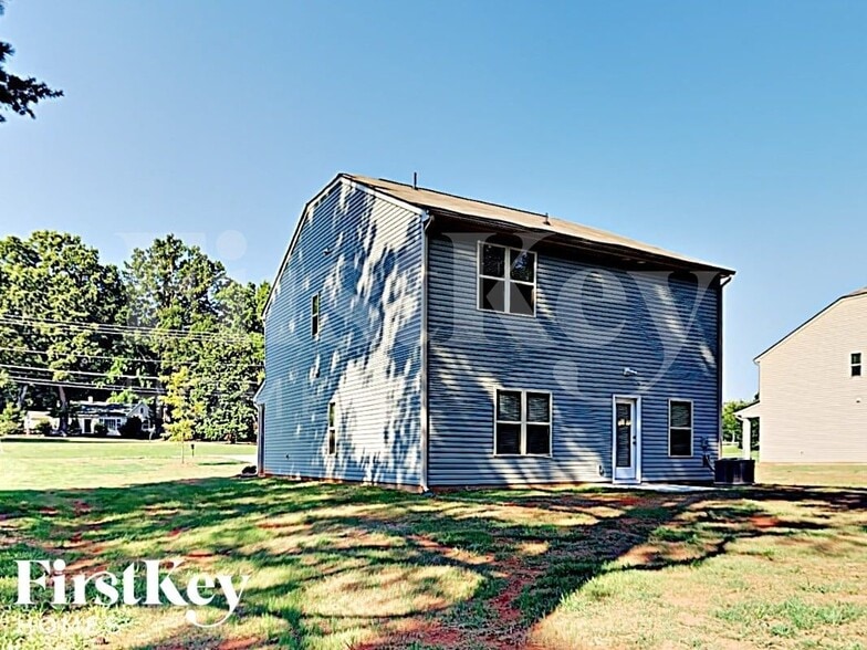 Building Photo - 1709 Rocky River Rd