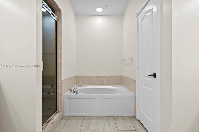 Building Photo - 2700 Creekside Dr