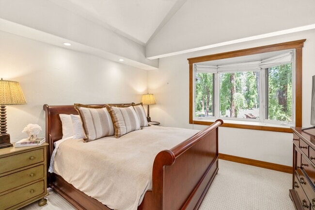 Building Photo - 777 Castle Creek Dr