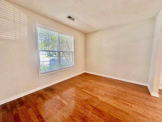 Building Photo - Spacious Four Bedroom Home in Westbury Park!