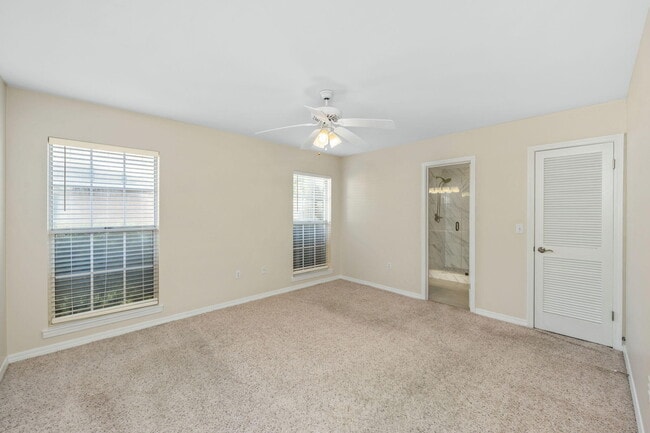 Building Photo - 305 Parkwood Pl