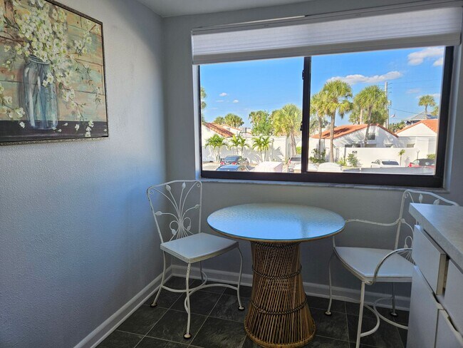 Building Photo - Seasonal Short-term 2 Bedroom 2 Bathroom Condo located on Venice Island with beach access!