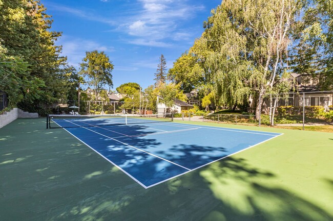 Building Photo - Beautiful Remodeled 3 Bedroom Townhome
