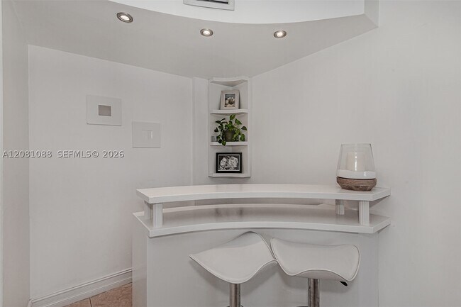 Building Photo - 3475 N Country Club Dr
