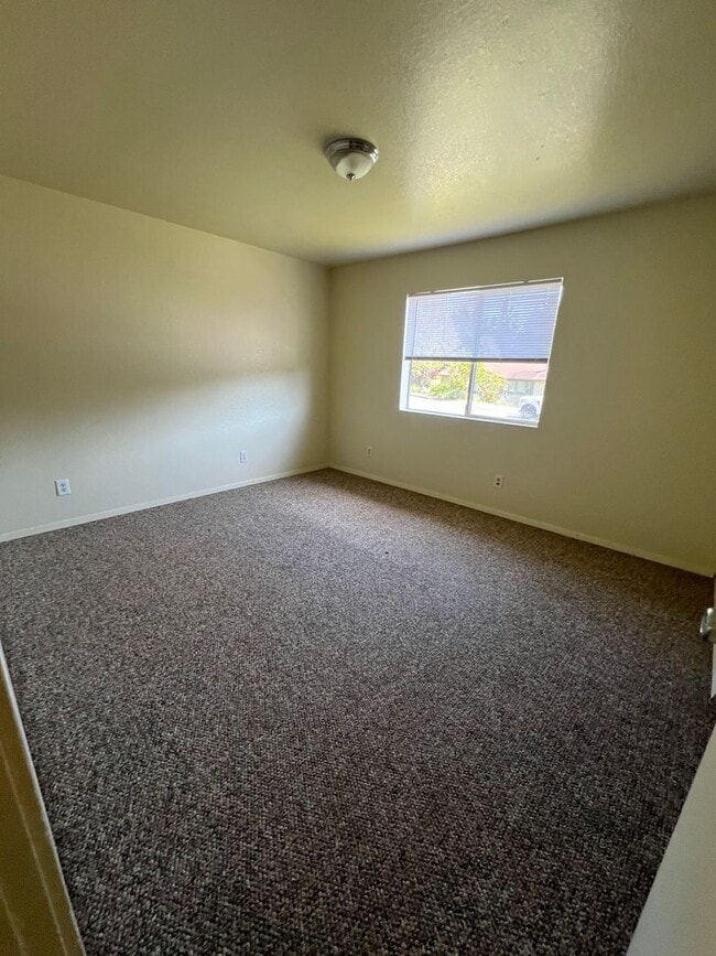 Building Photo - 2 Bedroom 1 Bath Mckinleyville House with ...