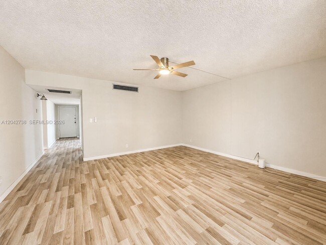 Building Photo - 20200 W Country Club Dr