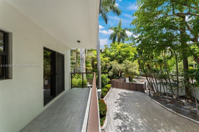 Building Photo - 3560 W Fairview St