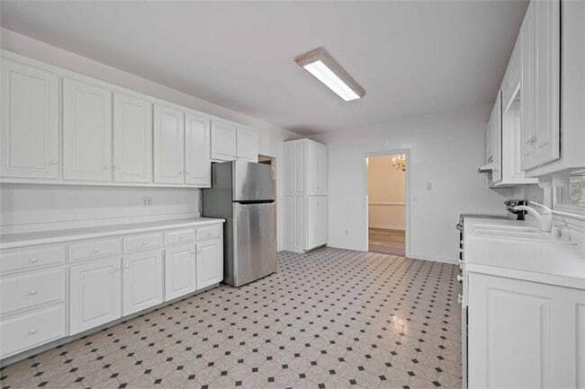 Building Photo - 219 Deerhill Dr