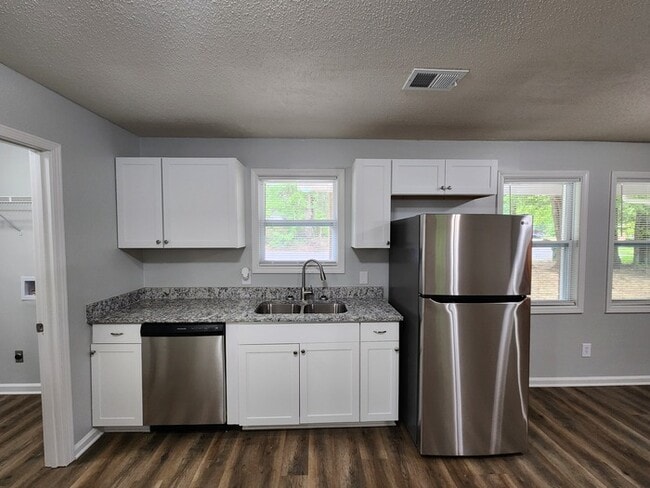 Building Photo - 723 W Creek Cir