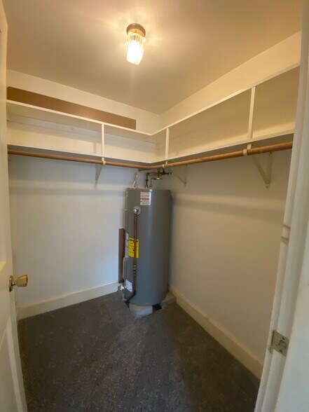 Building Photo - 24 Parkwood Dr